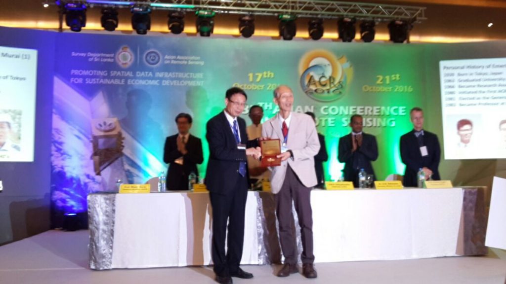 Prof. Shunji Murai of Japan was presented with the Chen Shupeng Award this year.